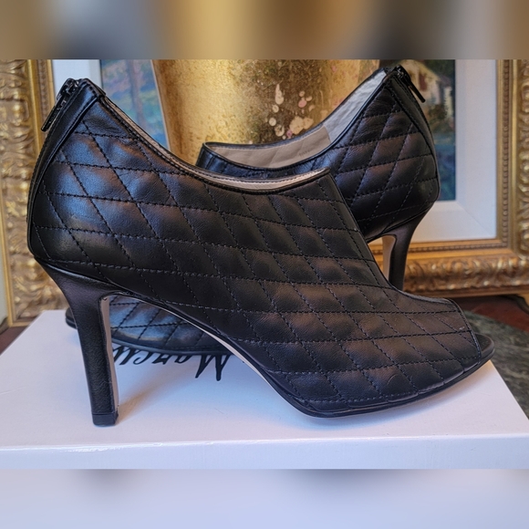NEIMAN MARCUS BLACK QUILTED LEATHER HIGH HEEL PEEP TOE BOOTIES 40 9 - Picture 6 of 10